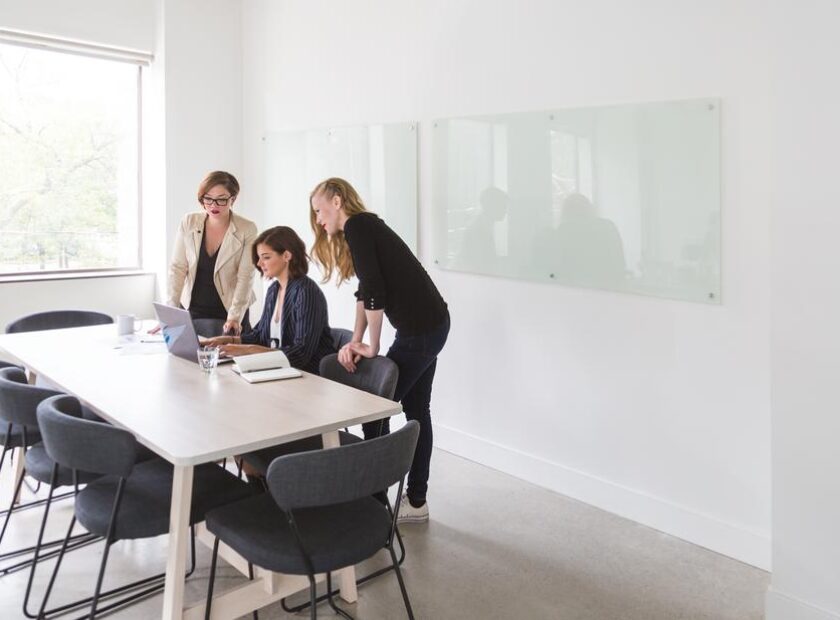 powerful-business-women-in-meeting_925x
